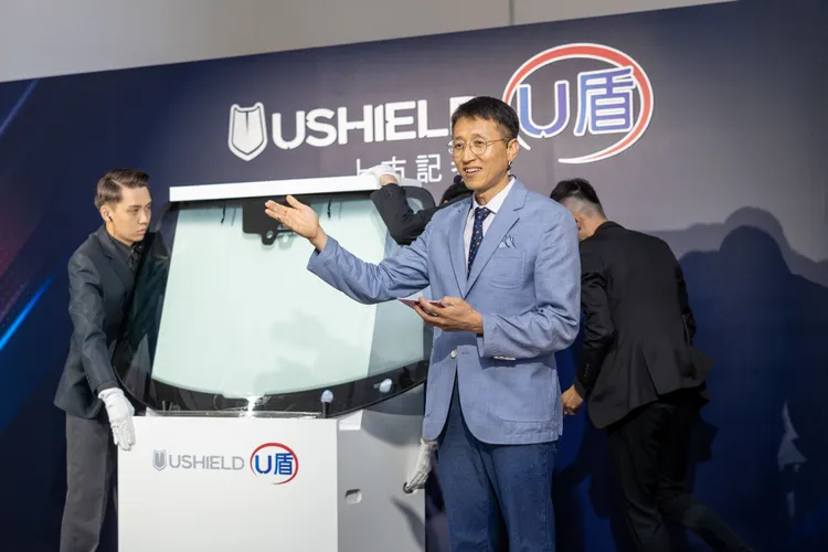 SKINEX UNIQ外貼式隔熱紙標榜直接以外貼方式在車外進行作業，進而節省時間和人力成本。業者提供