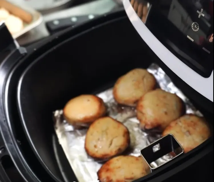 自製雞塊準備食材：
馬鈴薯200克、奶油30克、雞胸絞肉300克、雞蛋1顆、鹽巴1/2茶匙、糖1茶匙、醬油1大匙、黑胡椒1克最後放入氣炸鍋。IG @woodywoody315 提供