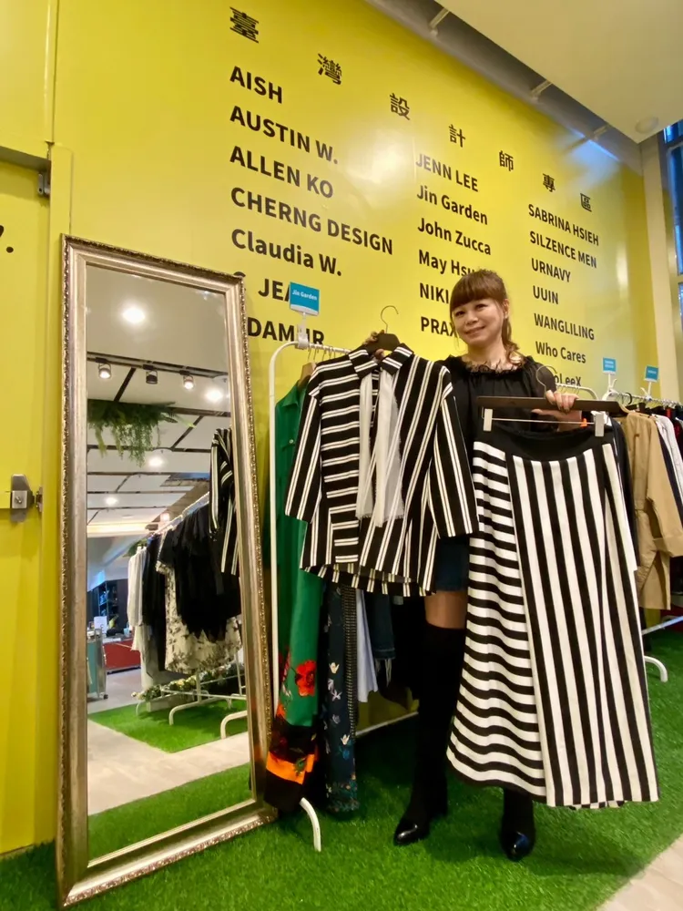 熱愛時尚設計的時尚CEO禮客董事長溫筱鴻希望協助台灣設計師品牌，讓更多民眾可以買到高貴不貴台灣設計師服飾，於禮客內湖2館1F設立台灣設計師服飾專區，週年慶期間特別推薦UUIN黑白條紋上衣搭配潮流寬褲，成套原價13,960元，特價5,060元。