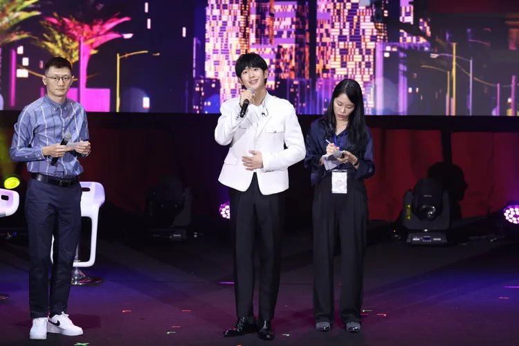 丁海寅（中）大放送劇中使用的道具。攝影中心攝