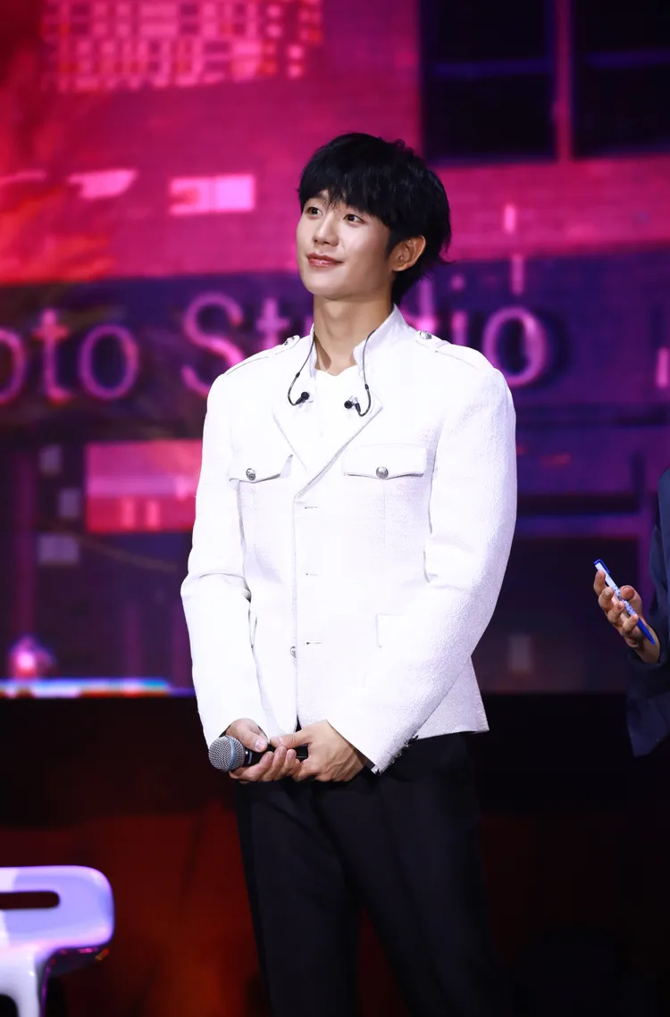 丁海寅演唱《Crazy》開場。瘋潮娛樂、優勢力娛樂提供