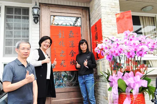 彰化子弟施沛妤勇奪亞運溜冰金牌 縣長王惠美到鹿港老家貼紅榜
