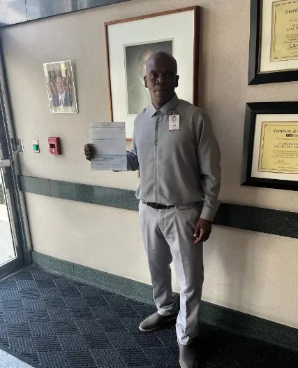 居爾蹲了16年冤獄，拿到出獄證明的那天。翻攝Innocence Project of Florida