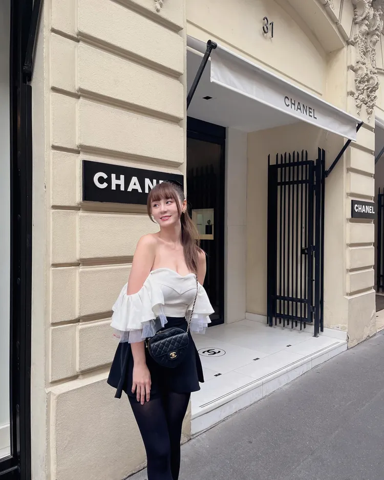 短今曬「氣質天鵝頸」。取自短今臉書