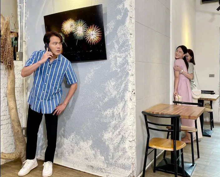 《市井豪門》拍攝黃文星時，導演要王瞳、李又汝走出鏡，兩女走到無路可走只好抱在一起「壓胸貼壁」，差點笑出聲NG。翻攝李又汝臉書