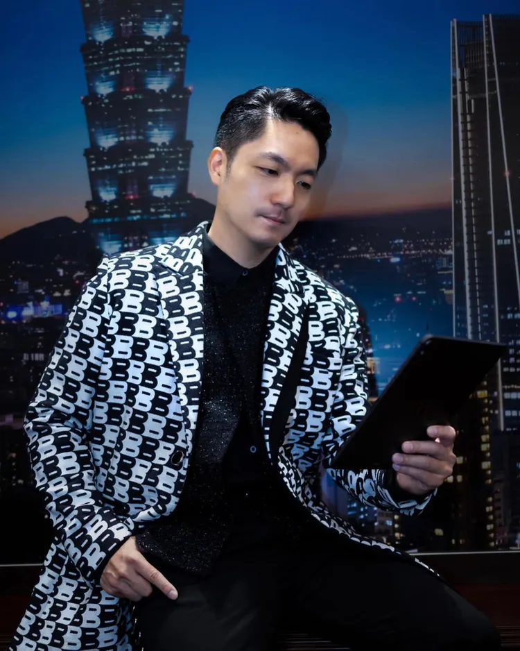 蔣萬安時尚試裝。翻攝蔣萬安IG