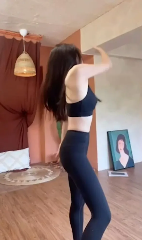 身材玲瓏有緻完美體態。IG: reel :__e_t__ 提供