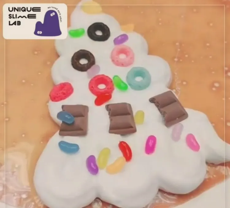 繽紛有趣小玩具史萊姆可以變化各種顏色，史萊姆實驗室可現場體驗或是買材料包。IG @slimelab.unique_tw 提供