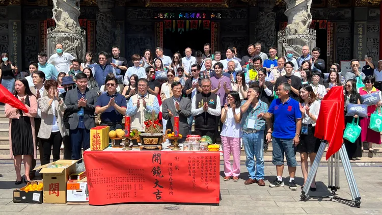 台灣原創影集《回憶暫存事務所》今在台南正統鹿耳門聖母廟舉行開鏡記者會。民眾提供