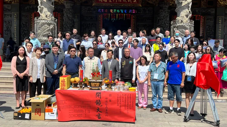 台灣原創影集《回憶暫存事務所》今在台南正統鹿耳門聖母廟舉行開鏡記者會。民眾提供