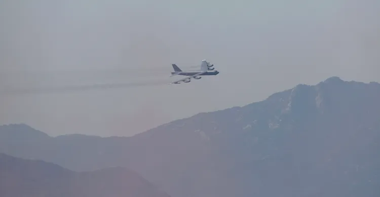 B-52在清州空軍基地降落前，先在京畿道城南市舉行的2023年首爾國際航空航太暨軍工展覽會（ADEX 2023）參加開幕式飛行表演。美聯社