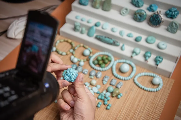 湖北十偃商加直播販售綠松石。新華社