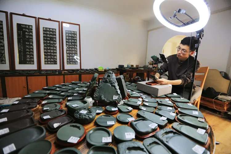 甘肅臨洮商加直播賣洮硯。新華社