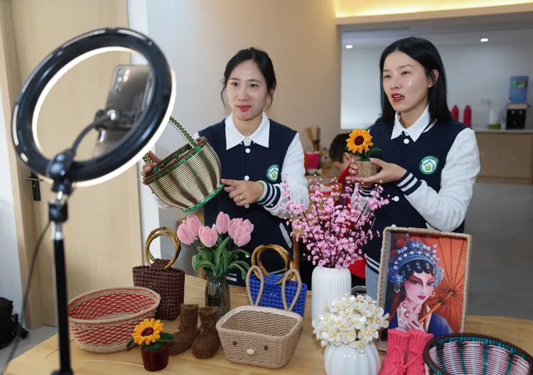 杭州臨安直播販售手工藝。新華社