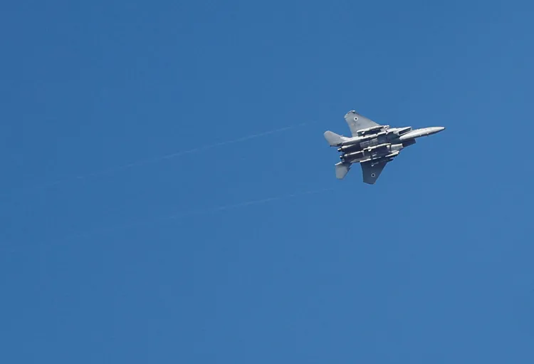 以色列阿什杜德（Ashdod）上空可見以國戰機。路透社