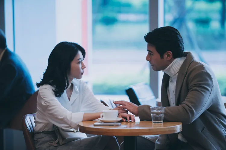 邵雨薇（左）和鳳小岳也有感情戲。CATCHPLAY提供