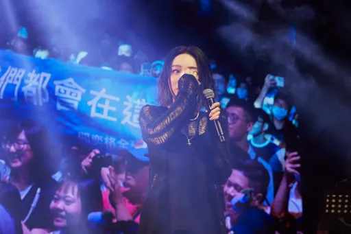 閻奕格唱一半女神驚喜現身 看到這幕忍不住哭了台上拭淚