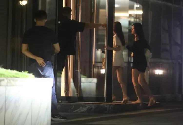 長短辣妹進入同一棟大樓。翻攝徐巧芯臉書