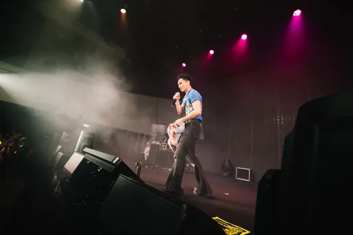 唱到一半性感胸罩被丟上台 黃偉晉驚呆回應:我不是饒舌歌手耶