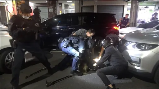 警匪片|女毒販拒捕衝撞警車 警開槍、砸窗強勢拖出壓制