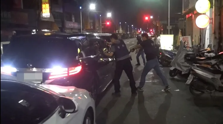 毒嫌拒捕堅不下車。警方提供