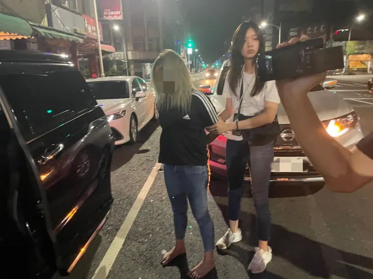 女藥頭遭上銬帶回偵辦。警方提供