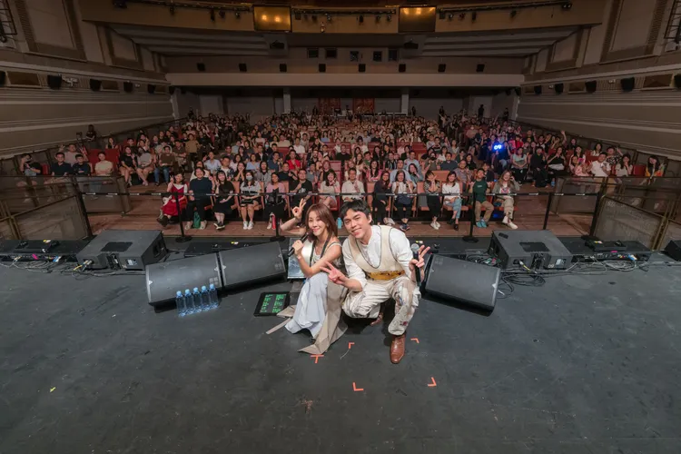 HUSH（右）與白安新加坡演唱會非常成功。