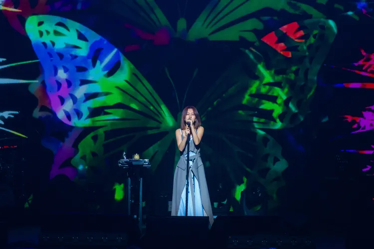 白安演唱多首經典。