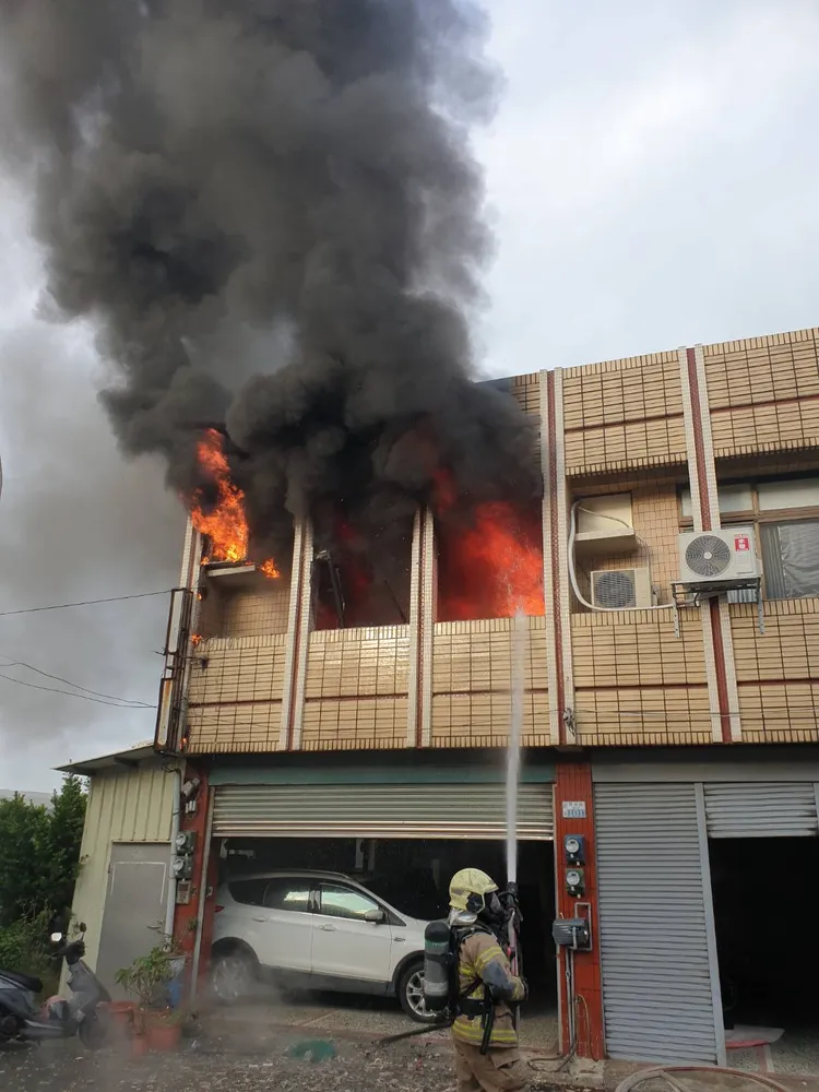 警消約花半小時撲滅火勢。讀者提供