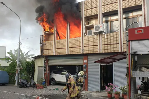 透天厝2樓明火竄出全面燃燒　疑屋主縱火！手腳灼傷卻卡樓梯間不肯離開