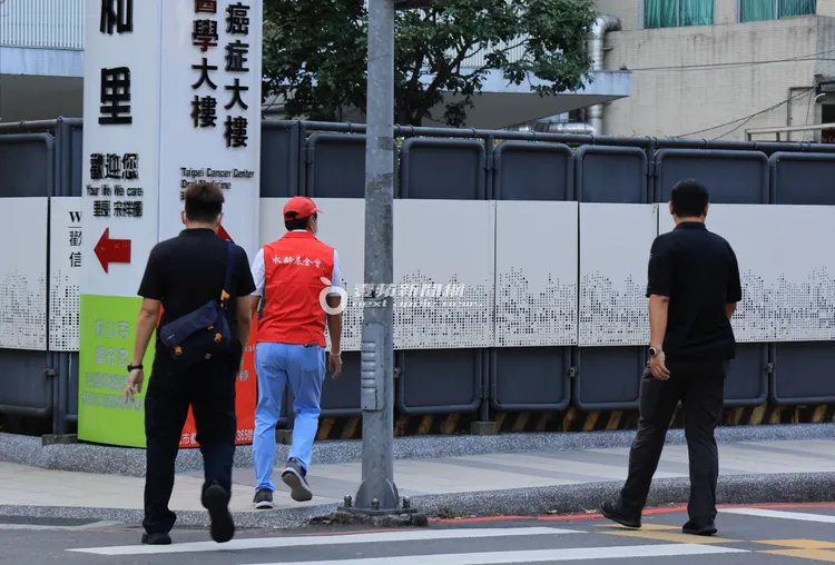 郭台銘（中）步行1.8公里至台北醫學大學附設醫院探望母親初永真。特勤中心攝