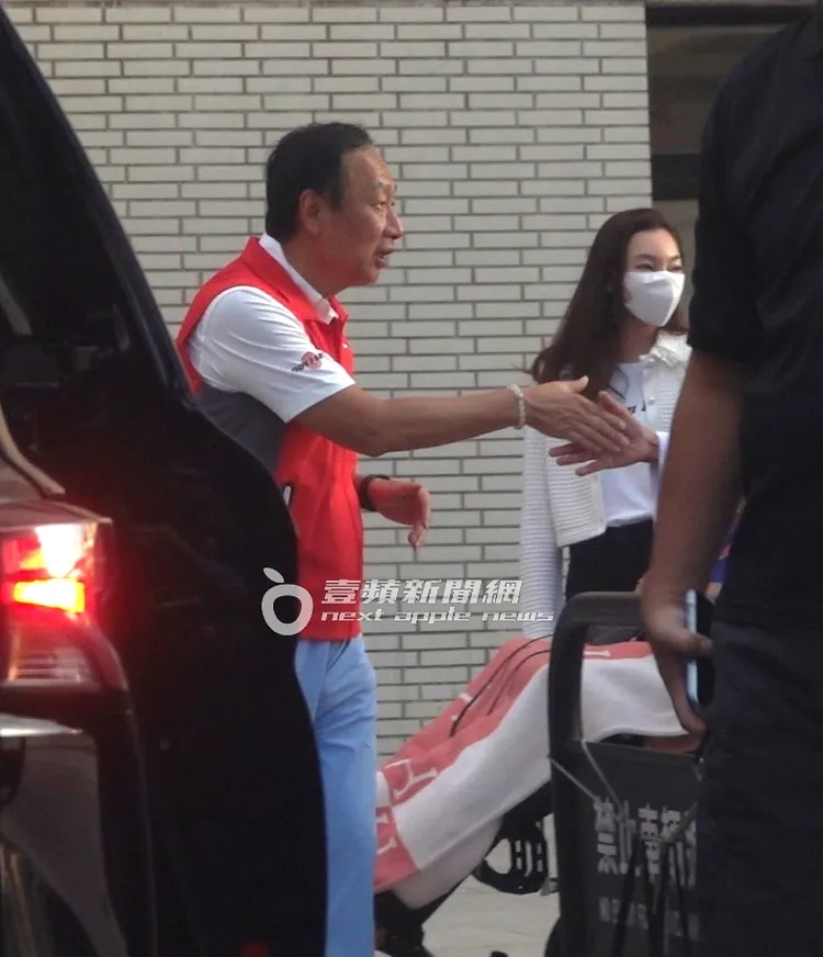 郭台銘（左）離開前與醫護人員握手表達謝意，隨後坐上保母車離去。特勤中心攝