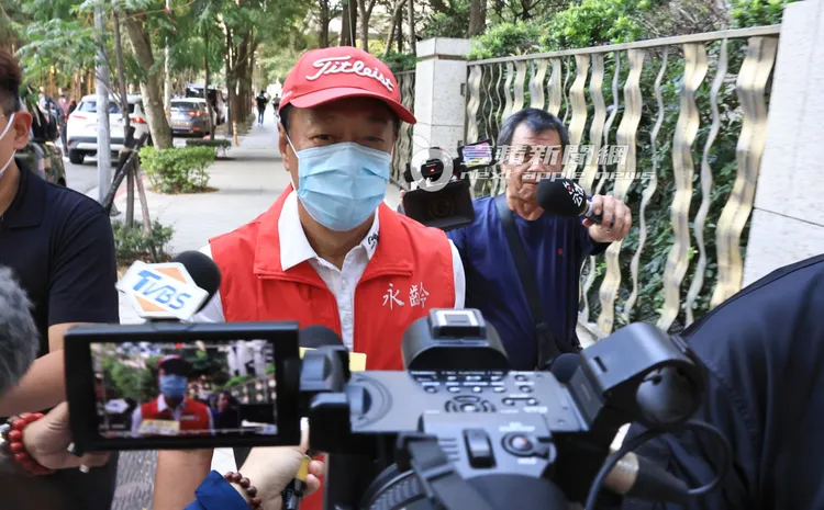 郭台銘面對記者提問，保持沉默笑而不答。特勤中心攝