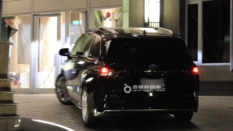 郭台銘售價294萬元的Toyota Sienna保母車坐駕，返回信義富邦。特勤中心攝