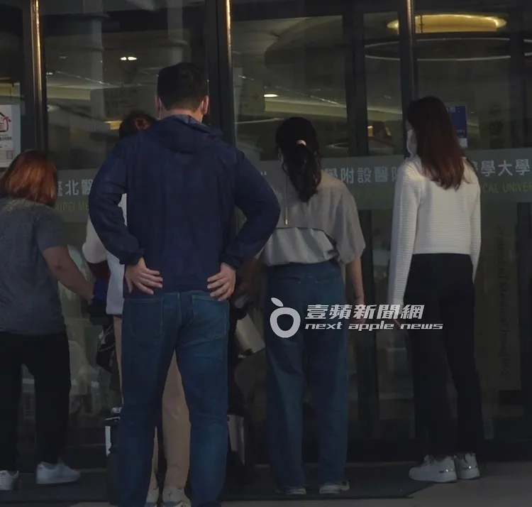 曾馨瑩（右）陪伴著坐在輪椅上的婆婆初永真回到醫院。特勤中心攝