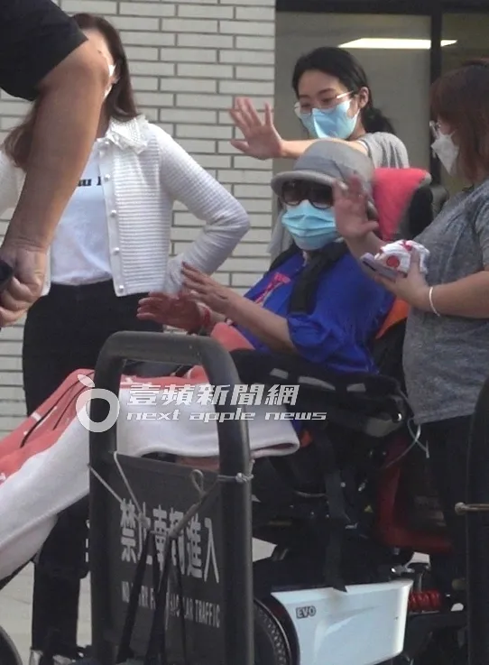坐在輪椅上的郭台銘母親初永真，也揮舞著手與兒子郭台銘道別。特勤中心攝
