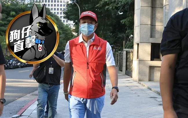 郭台銘步出家門，面對記者提問笑而不答，步行1.8公里到北醫探望母親。特勤中心攝