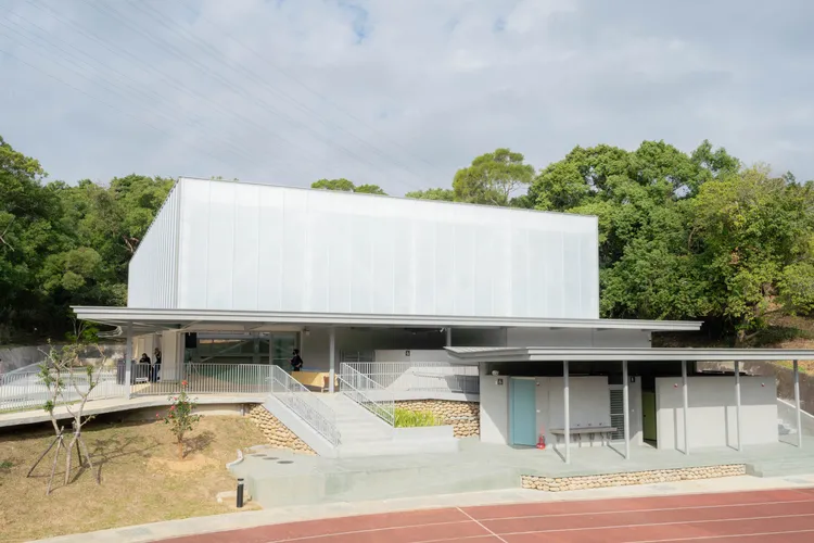 茄苳國小多功能風雨教室。新竹市府提供