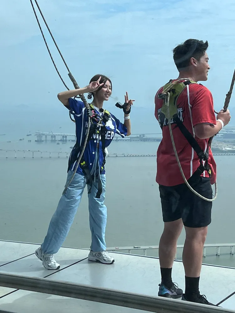 蔡黃汝（左）體驗跳澳門塔無畏懼，被封「大膽花」，右為許孟哲。中視提供