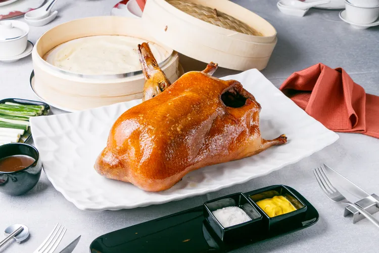 JR東日本大飯店台北 凱華樓中華料理招牌料理黃袍北京烤鴨，爐烤後外表有如披上黃袍般的油光發亮，一鴨三吃餐券2580元。業者提供