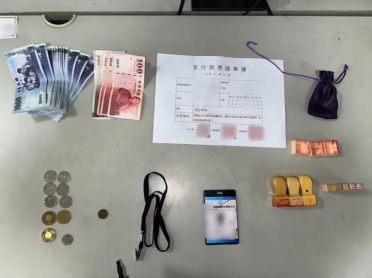 警方查扣相關證物。翻攝畫面