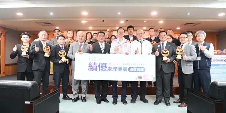 張善政表揚21家績優資源循環機構。桃園市府提供