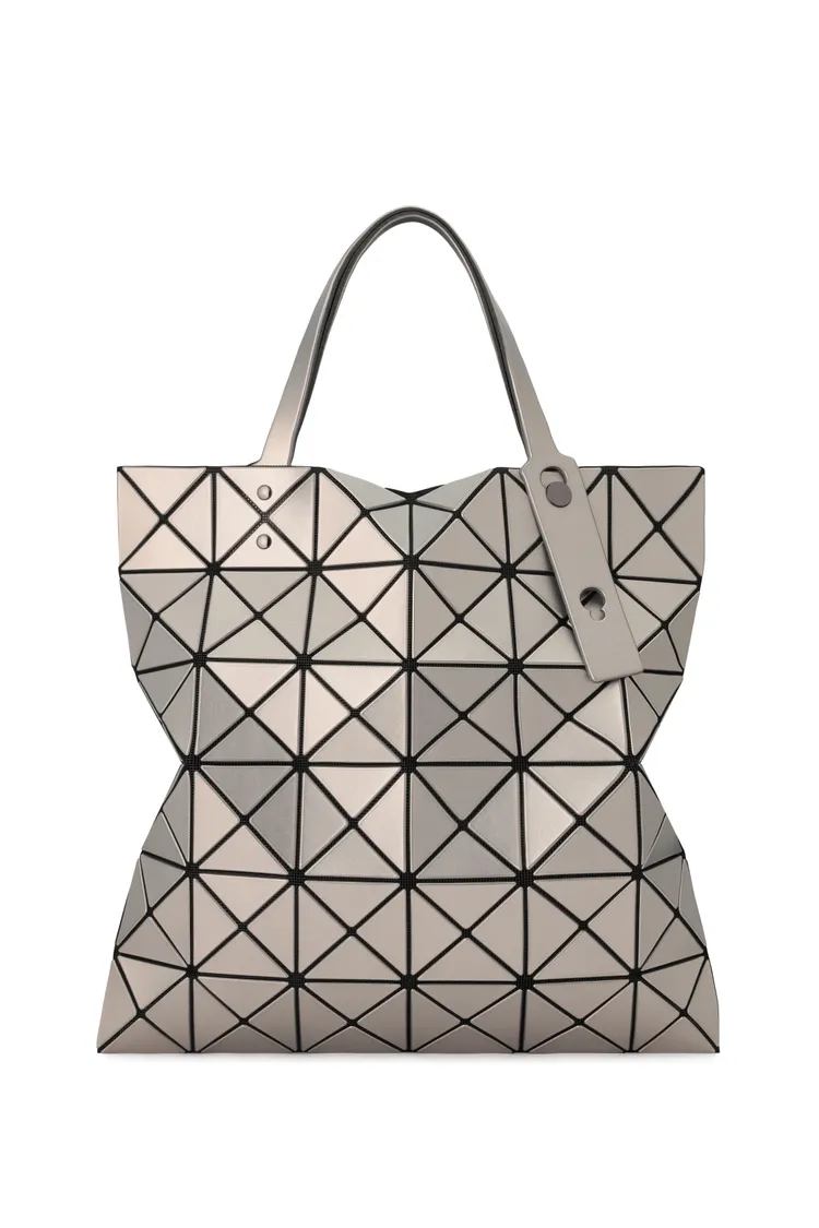 暮色透光托特包，1萬5600元。品牌提供