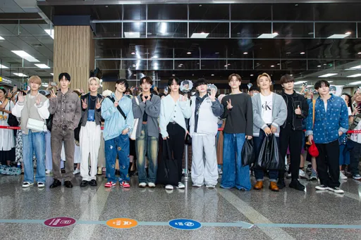 日神顏男團JO1首登台搖車窗揮手 200粉松山接機激動爆哭