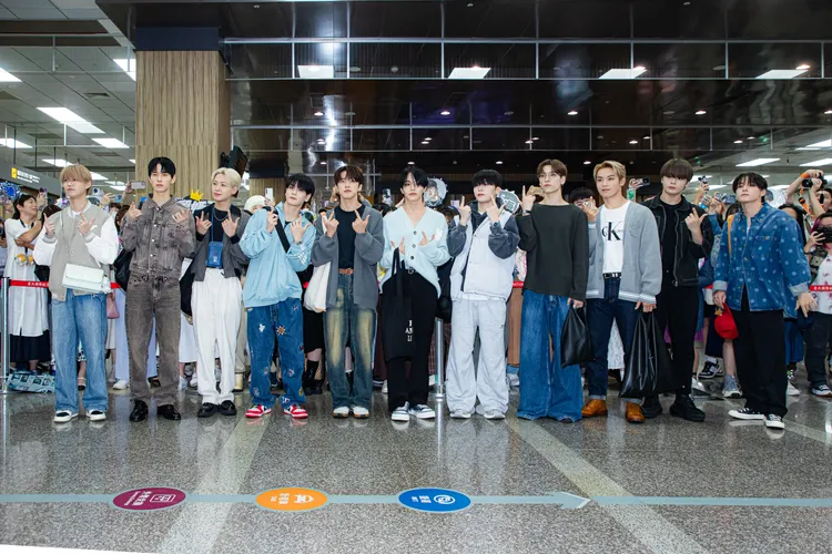 JO1比出招牌手勢。COME ON JKSSP提供