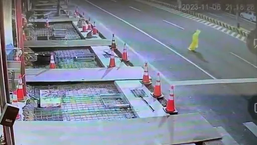 「雨衣阿飄」過馬路！2分半鐘沒消風還會轉向閃車　警方要查了