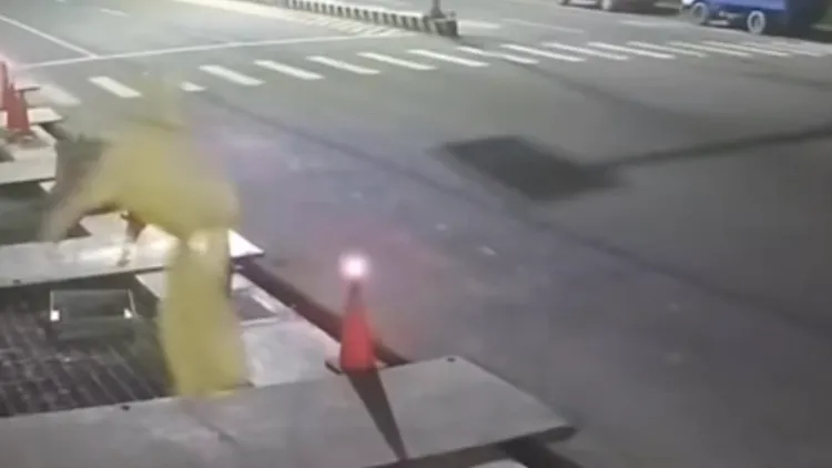 雨衣會過馬路，還會走人行道，警將查有無人為因素。翻攝自抖音