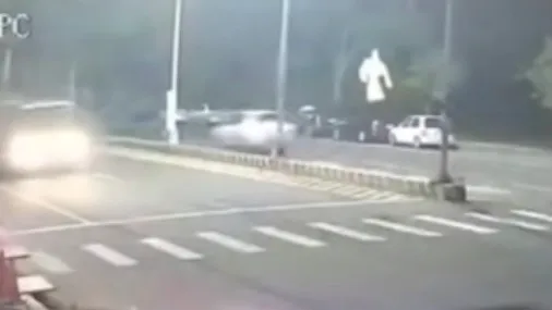 雨衣被車流帶起的氣旋飄上半空，仍維持人形模樣。翻攝自抖音