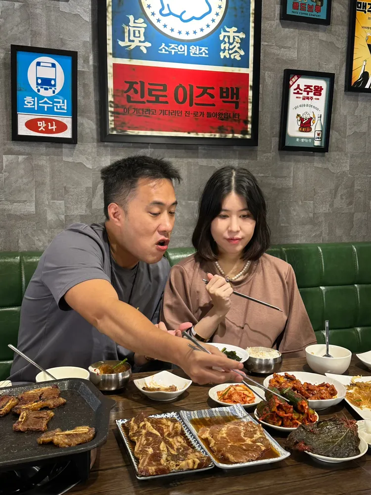 余祥銓愛女即將出生，老婆孕期跟著陪吃。鴻凱娛樂提供