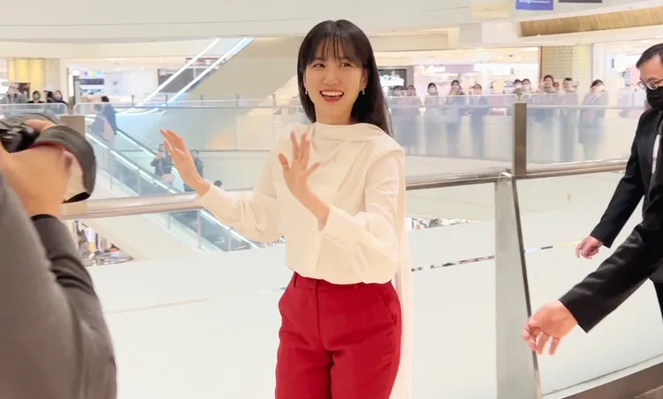 朴恩斌笑容可掬對粉絲揮手致意，停留1分半的時間。陳薇安攝